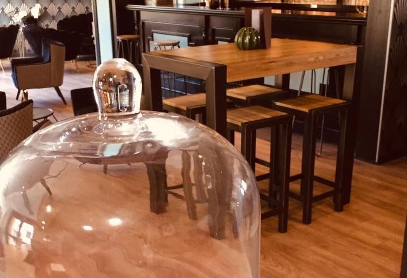 בית מלון כפרי Le Cardinal Rueil Centre