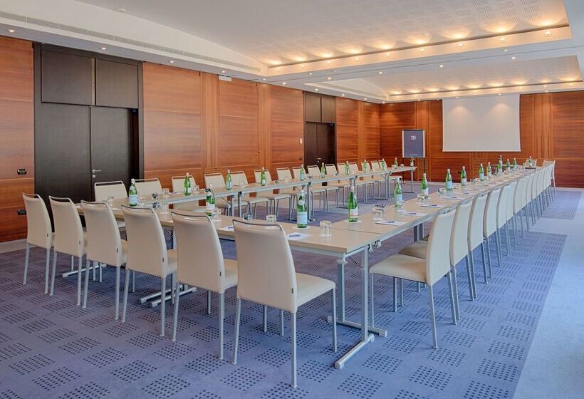 Отель NH Lecco Pontevecchio