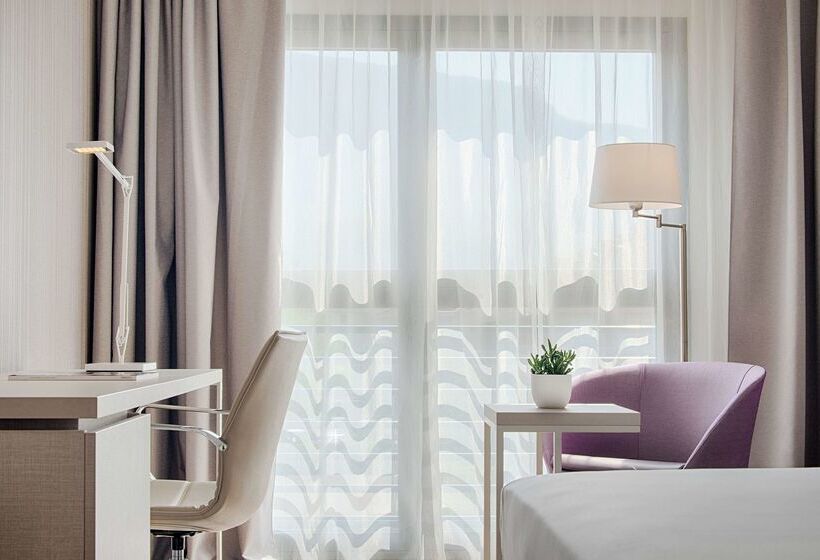 Отель NH Lecco Pontevecchio