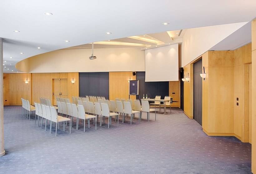 Отель NH Lecco Pontevecchio