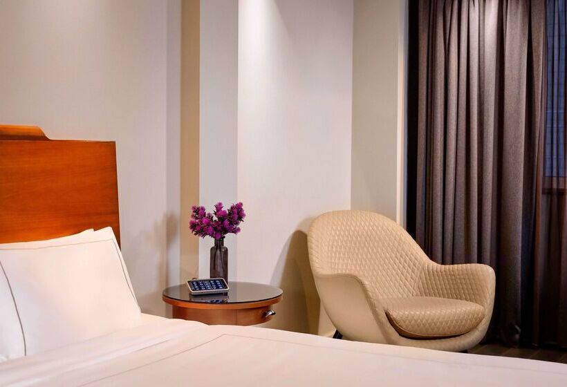 Отель Park Plaza Victoria London