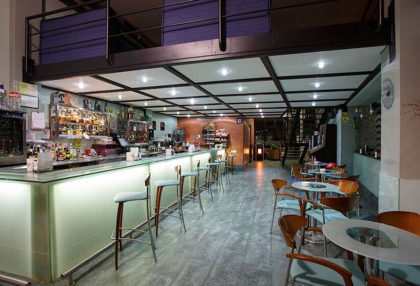 Отель Restaurante Pontiñas