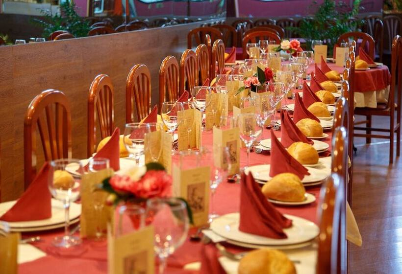 Отель Restaurante Pontiñas