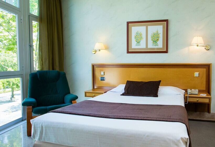 هتل Vp Jardin De Tres Cantos