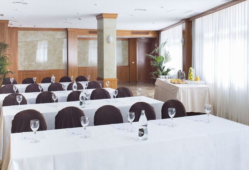 هتل Vp Jardin De Tres Cantos