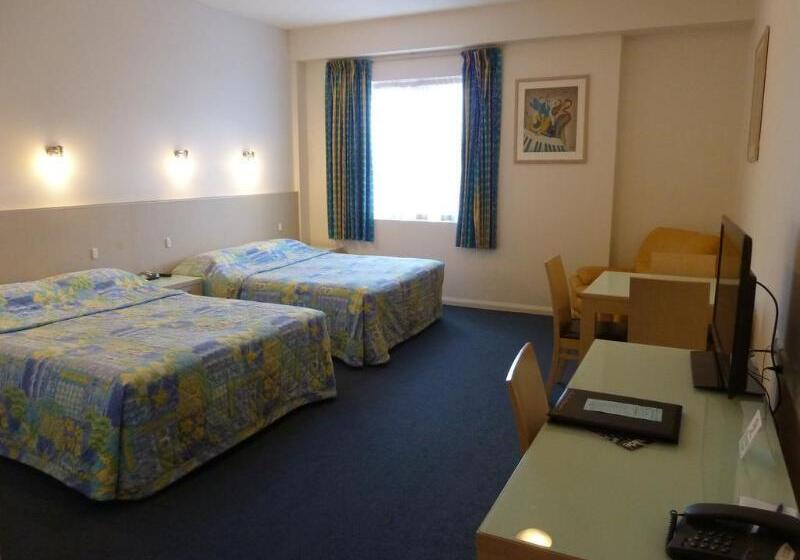 Mayfair Plaza Motel And Apartments