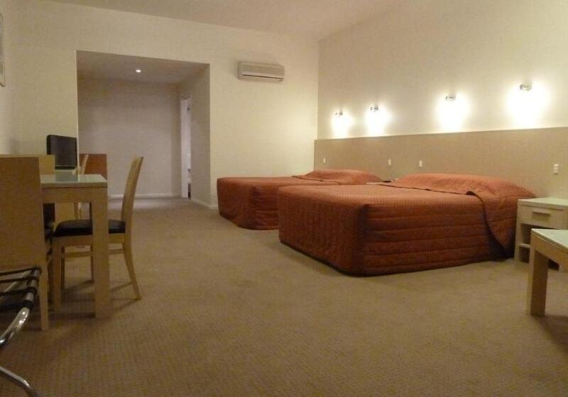 Mayfair Plaza Motel And Apartments