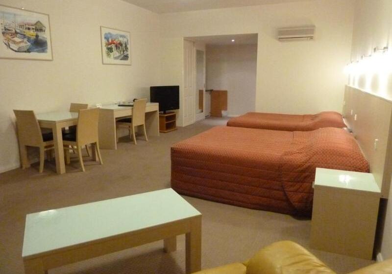 Mayfair Plaza Motel And Apartments