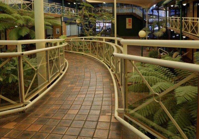 Mayfair Plaza Motel And Apartments