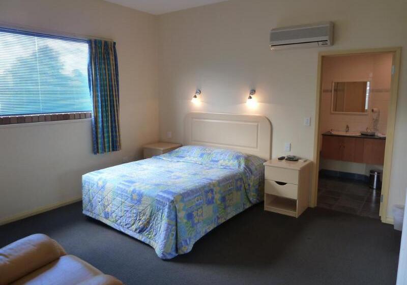 Mayfair Plaza Motel And Apartments