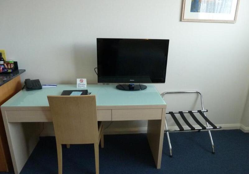 Mayfair Plaza Motel And Apartments