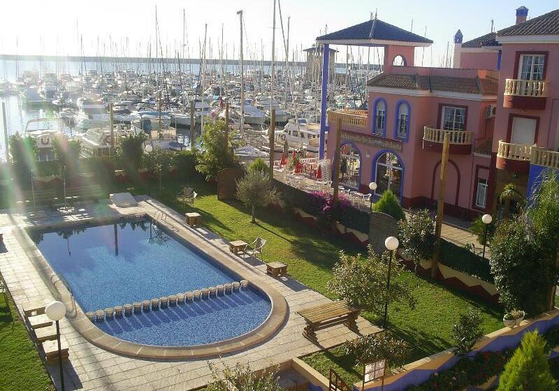 استراحتگاه Apartamentos Marina Internacional