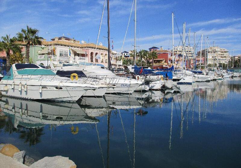 استراحتگاه Apartamentos Marina Internacional