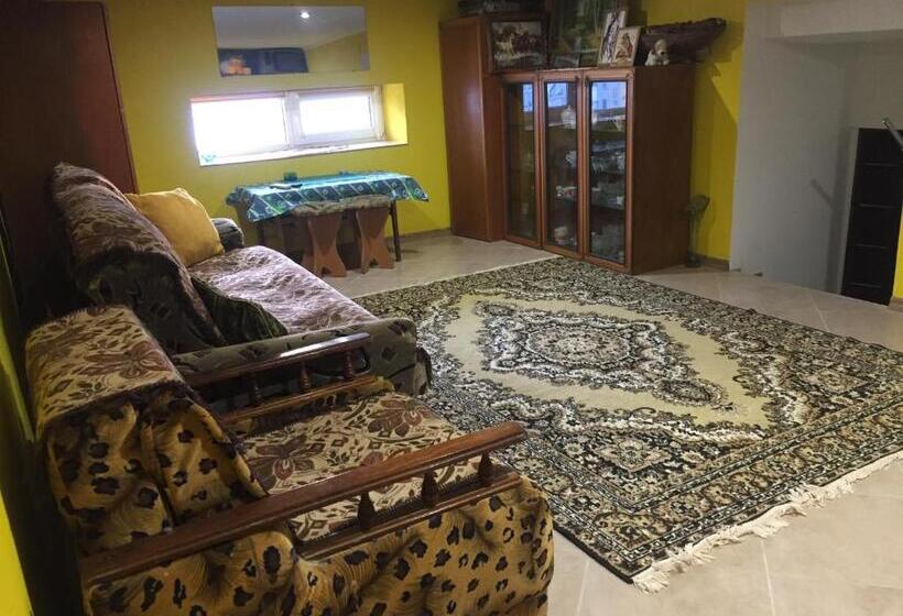 هاستل хостел мансардная комната с невысоким потолком до 170 см