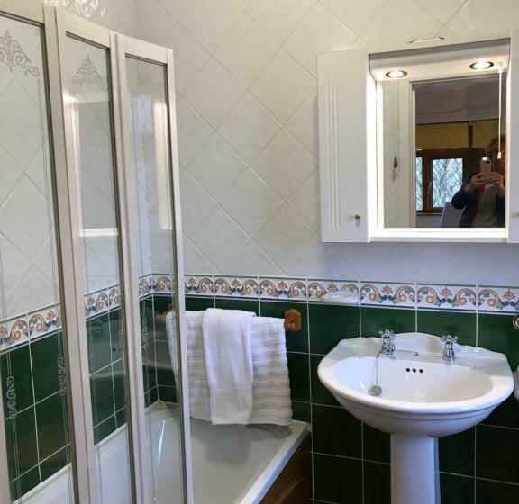 تختخواب و صبحانه Ros Dún House