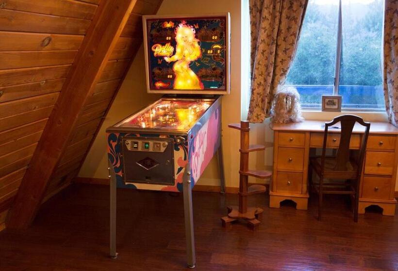 Hicksville Pines Chalets & Motel