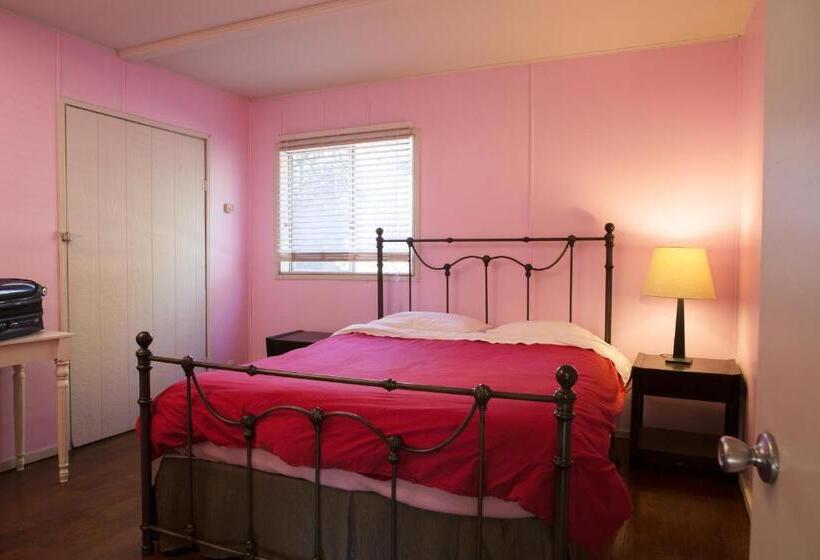 Hicksville Pines Chalets & Motel