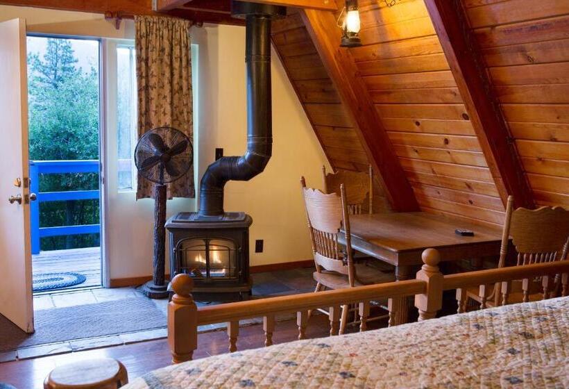 Hicksville Pines Chalets & Motel