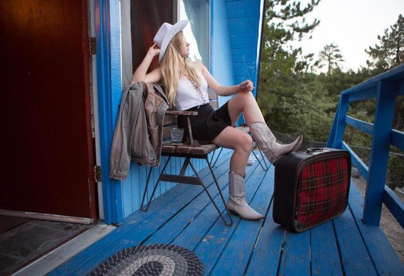 Hicksville Pines Chalets & Motel