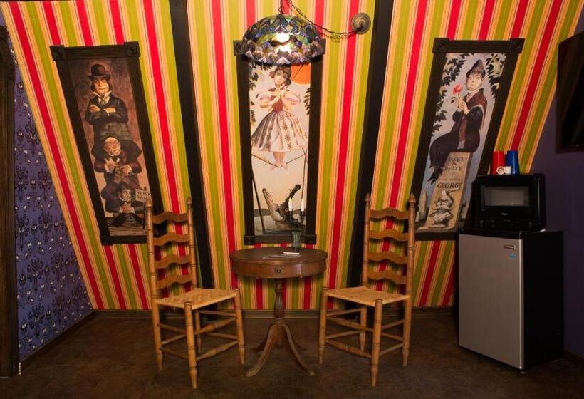 Hicksville Pines Chalets & Motel