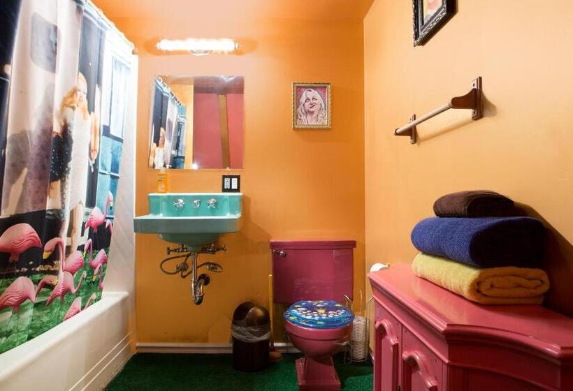 Hicksville Pines Chalets & Motel