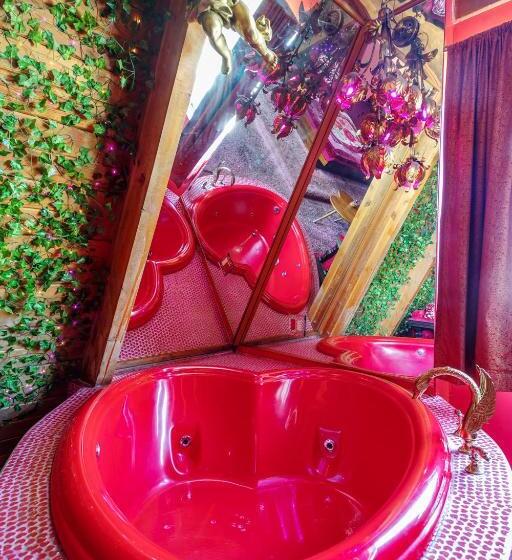 Hicksville Pines Chalets & Motel