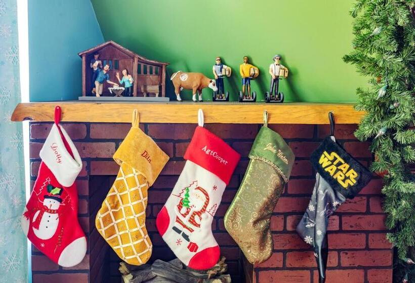 Hicksville Pines Chalets & Motel