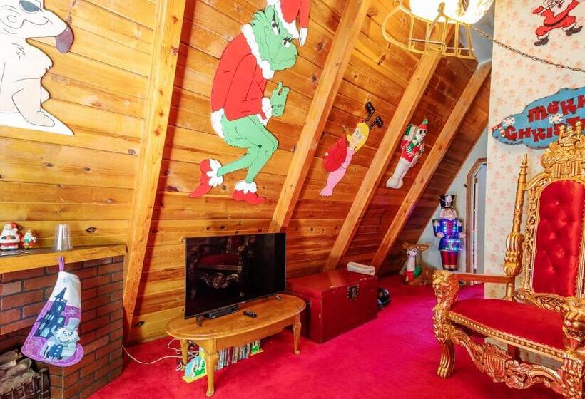 Hicksville Pines Chalets & Motel