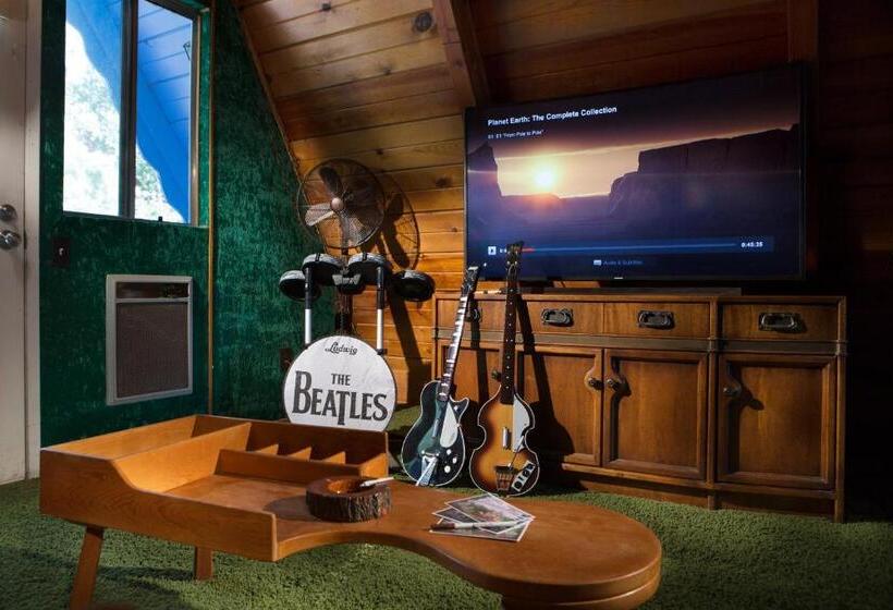 Hicksville Pines Chalets & Motel