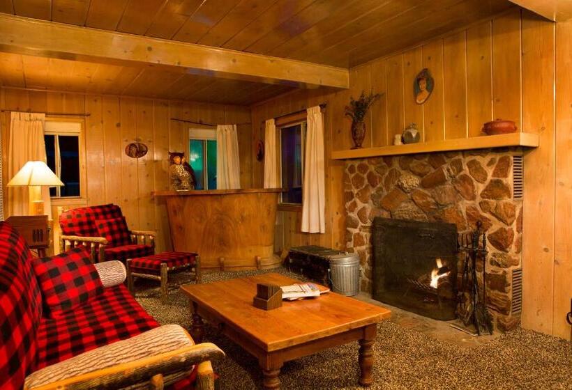 Hicksville Pines Chalets & Motel