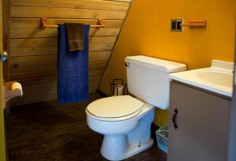 Hicksville Pines Chalets & Motel