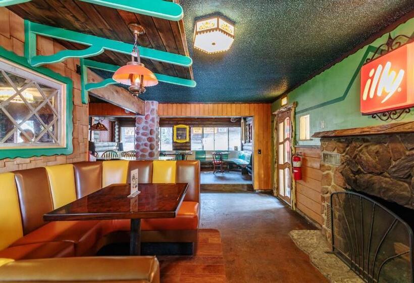 Hicksville Pines Chalets & Motel