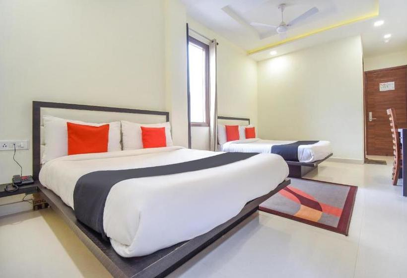 Vaccinated Staff- Capital O 70928 Hotel Golden Home