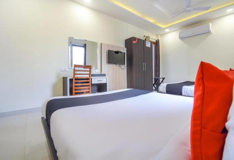 Vaccinated Staff- Capital O 70928 Hotel Golden Home