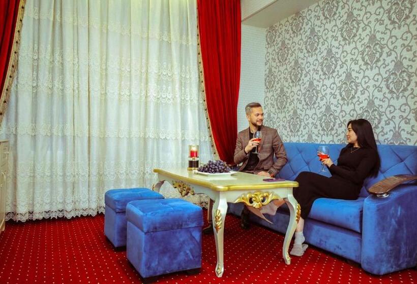 בית מלון כפרי Dendi Plaza