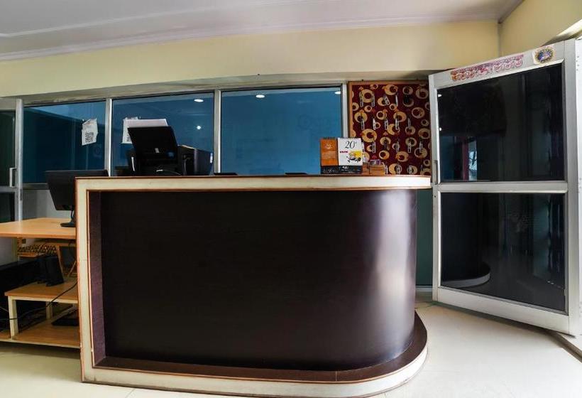 هتل Oyo 67051 Savera Residency