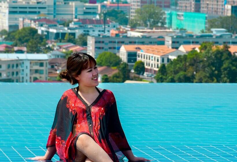 호텔 Regatta Stay Kozi Square Kuching