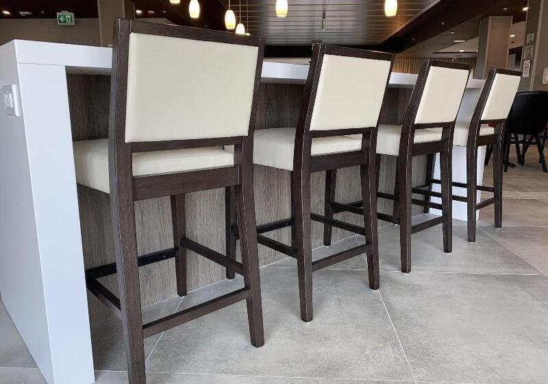 ホテル Wingate By Wyndham Kanata West Ottawa