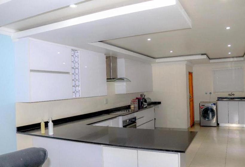 פנסיון Esther Palace