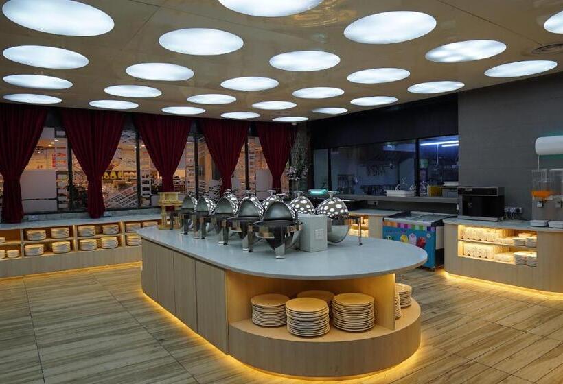 호텔 Regatta Stay Kozi Square Kuching