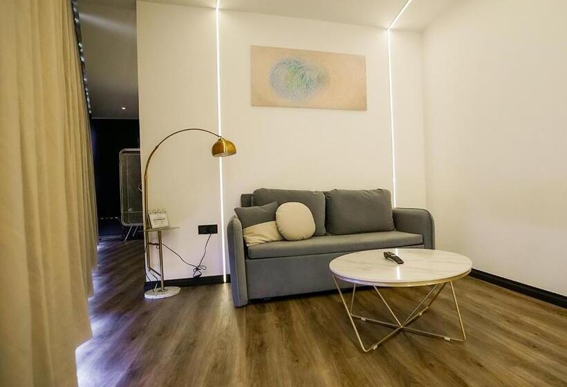 호텔 Regatta Stay Kozi Square Kuching