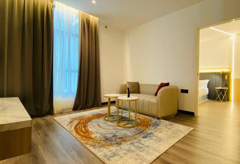 호텔 Regatta Stay Kozi Square Kuching