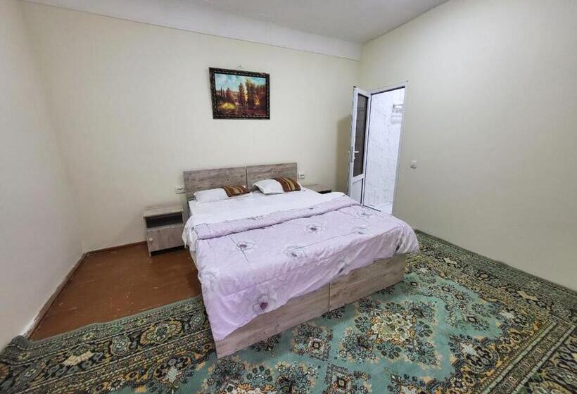 הוסטל Bobo Haydar Guest House