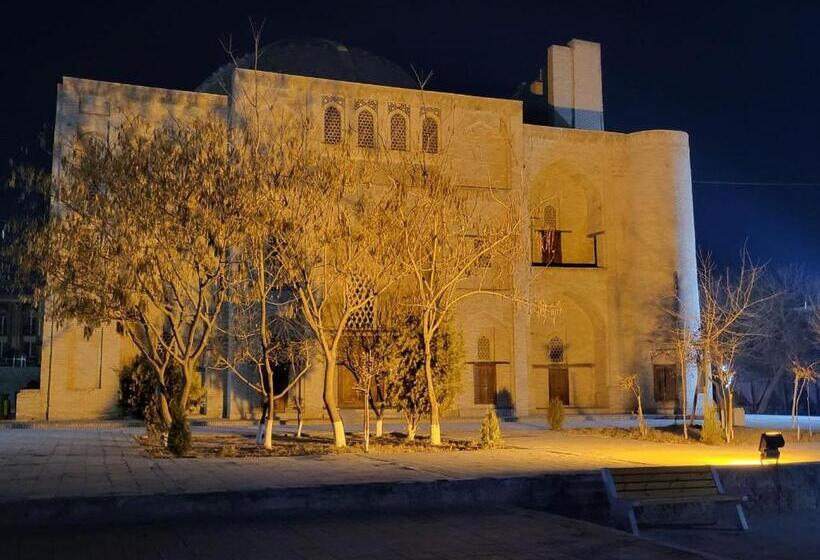 הוסטל Bobo Haydar Guest House