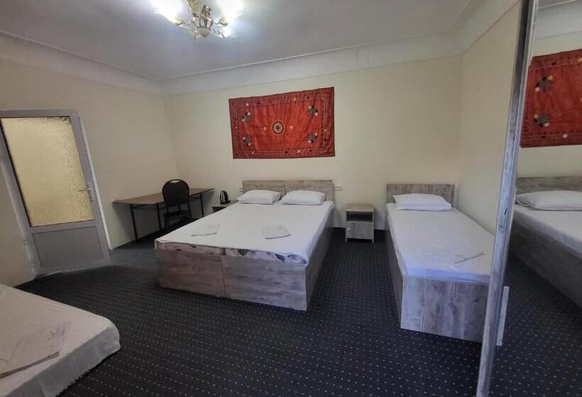 הוסטל Bobo Haydar Guest House