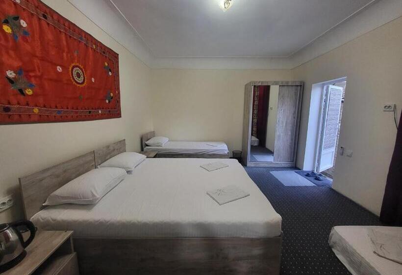 הוסטל Bobo Haydar Guest House