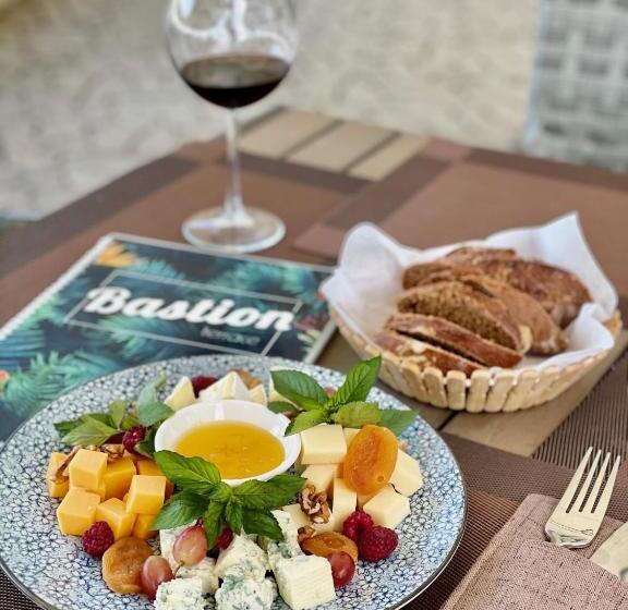 هتل старый бастион