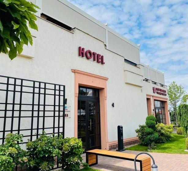 هتل Cruce De Gustos