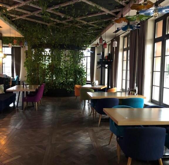 هتل Cruce De Gustos