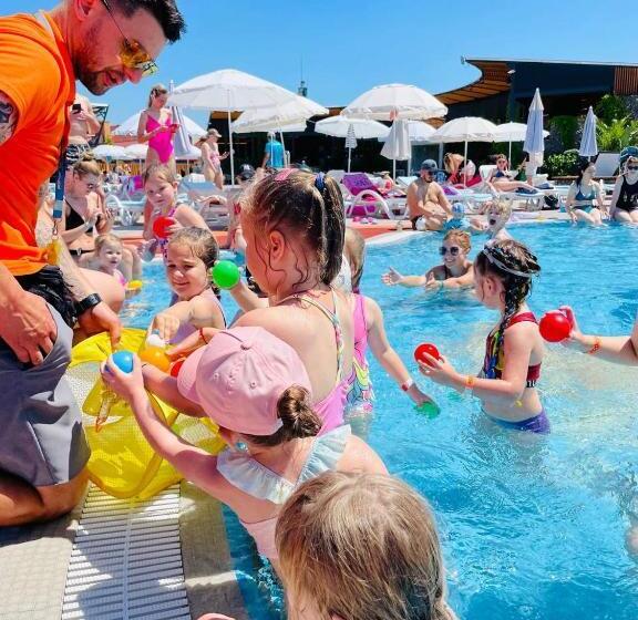 هتل Cruce De Gustos